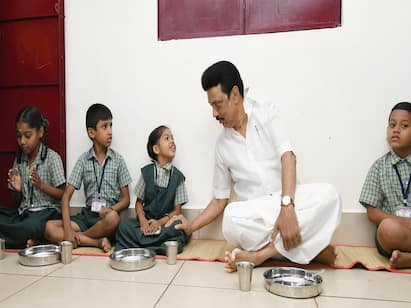 Nutritious meal scheme a dravidian government initiative and its history வரலாற்று சத்துணவு திட்டத்தில் இப்போது காலை சிற்றுண்டியும்.. அயல்நாட்டு கொள்கைகளுடன் போட்டியிடும் தமிழ்நாடு அரசுத்திட்டம்..