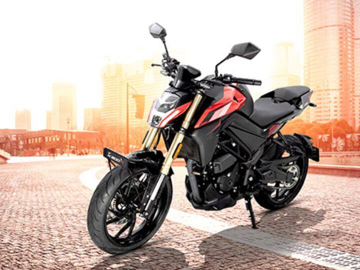 या बाईकमध्ये क्लिप-ऑन-हँडल बार उपलब्ध आहे. ही बाईक अधिक आकर्षक बनवण्यासाठी याच्या समोरील बाजूस गोल्डन USD फ्रंट फोर्क्स देण्यात आले आहेत.