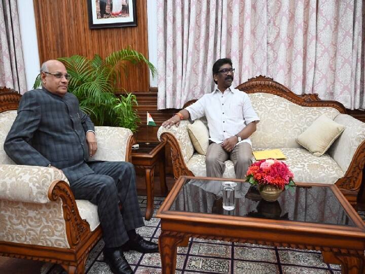 Jharkhand Politics CM Hemant met the ramesh bais letter has also been handed over to Governor Jharkhand Politics: CM सोरेन ने राज्यपाल को सौंपा पत्र, कहा 'लोकतंत्र और संविधान की रक्षा के लिए उठाएं उचित कदम'