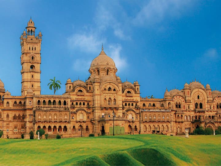 यह अब तक के सबसे बड़े महलों में से एक है, जिसमें मोती बाग पैलेस, मकरपुरा पैलेस, प्रताप विलास पैलेस और महाराजा फतेह सिंह संग्रहालय भवन जैसी बड़ी संख्या में इमारतें हैं. Photo Credit- Gujarat Tourism