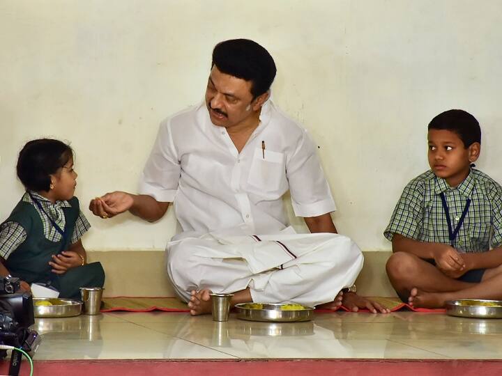 Tamil Nadu: सीएम स्टालिन ने स्टूडेंट्स के लिए शुरू की फ्री ब्रेकफास्ट योजना, बच्चों को परोसा और साथ ही खाया