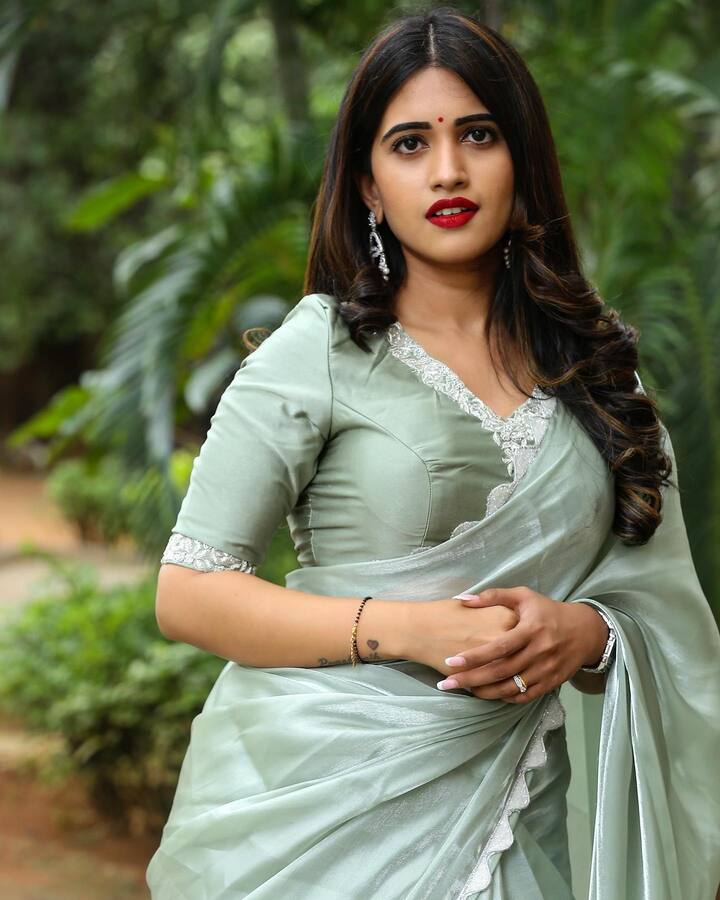 ఇటీవల జరిగిన సైమా అవార్డ్స్ ఈవెంట్ లో రెడ్ కార్పెట్ కి హోస్ట్ గా స్రవంతినే చేసింది. ఎర్ర తివాచీ మీదకి వచ్చిన నటులని ఇంటర్వ్యూ చేస్తూ తన టాలెంట్ చూపించింది. Image Credit: Sravanthi Chokarapu / Instagram