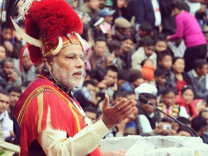 नागालैंड के हॉर्नबिल फेस्टिवल की ये तस्वीर उस बात को सिद्ध कर रही है, जिसमें कहा जाता है कि पीएम जहां जाते हैं, उसी रंग में रंग जाते हैं. दिसंबर 2014 की इस तस्वीर में वो नागालैंड की पारंपरिक वेशभूषा में दिखाई दिए.