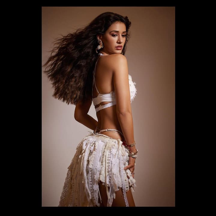 बॉलीवुड सुपरस्टार दिशा पाटनी अपने दिलकश अंदाज के लिए काफी फेमस हैं. हाल ही में दिशा पाटनी की लेटेस्ट तस्वीरें सामने आईं हैं.जिनमें दिशा अपने हुस्न के जलवे बिखरते हुए नजर आ रही हैं.