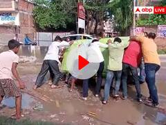 बलिया में सड़क की हालत बता रहा था शख्स, कैमरे के सामने ही पलट गई ई-रिक्शा, वीडियो वायरल