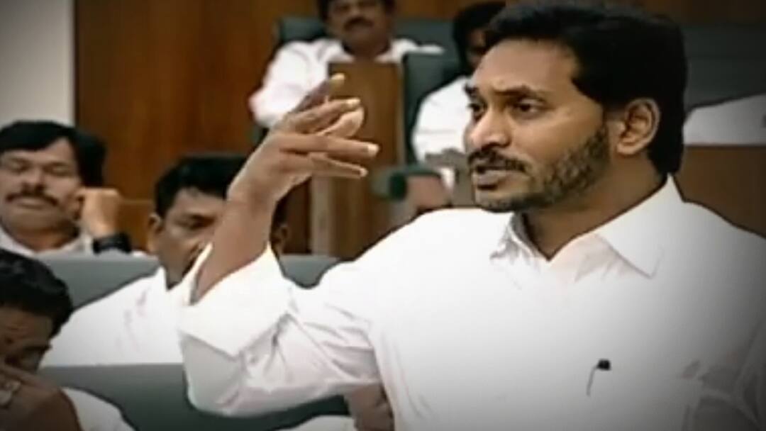 What political gain Jagan expected by removing NTR's name and naming YSR's name became suspenseful. Name Politics :   ఊహించని వేగంతో ఎన్టీఆర్ పేరు తీసేసి వైఎస్ఆర్ పేరు పెట్టారెందుకు ? అసలు రాజకీయం వేరే !