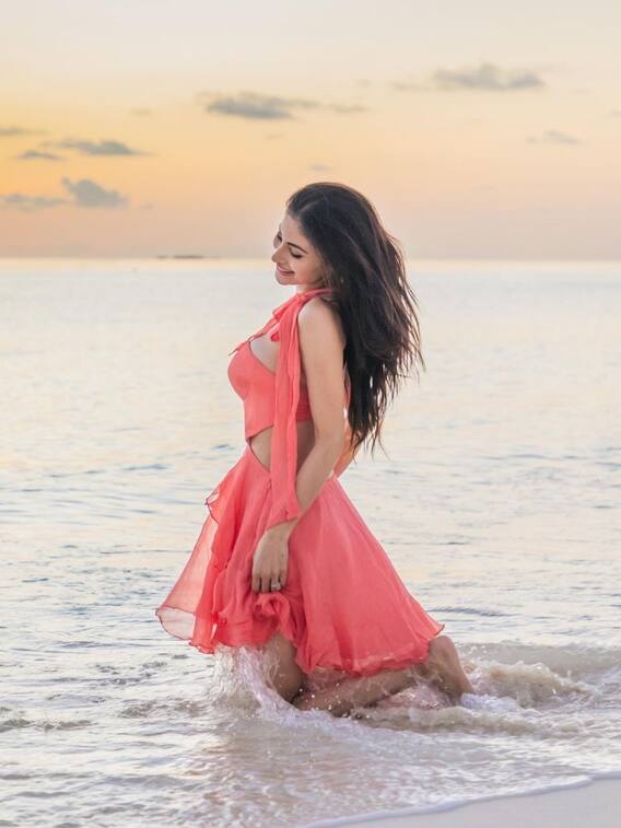 समुंदर की लहरों से कुछ यूं खेलती नजर आईं मौनी रॉय