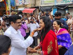 PV Sindhu Photos: వెంకటగిరి పోలేరమ్మ జాతరలో పీవీ సింధు సందడి