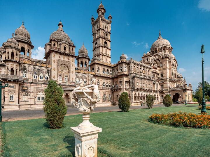 700 एकड़ के इस महल परिसर में सुंदर नवलखी बावड़ी, महाराजा फतेहगढ़ संग्रहालय और एक छोटा चिड़ियाघर शामिल है. Photo Credit- Gujarat Tourism