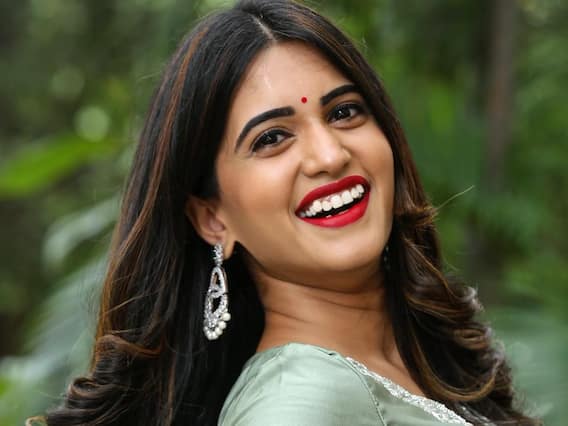 Sravanthi Chokarapu : లెహరాయి లెహరాయి గుండె వెచ్చనయ్యే ఊహలేగిరాయి అంటోన్న స్రవంతి చొక్కారపు Sravanthi Chokarapu : లెహరాయి లెహరాయి గుండె వెచ్చనయ్యే ఊహలేగిరాయి అంటోన్న స్రవంతి చొక్కారపు