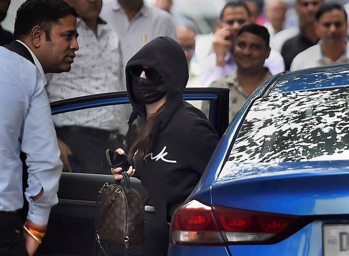 यहां तक की नोरा फतेही की हुडी और लोअर तक ब्लैक कलर के हैं. इतना ही नहीं नोरा ने स्लीपर भी ब्लैक कलर की पहन रखी हैं.