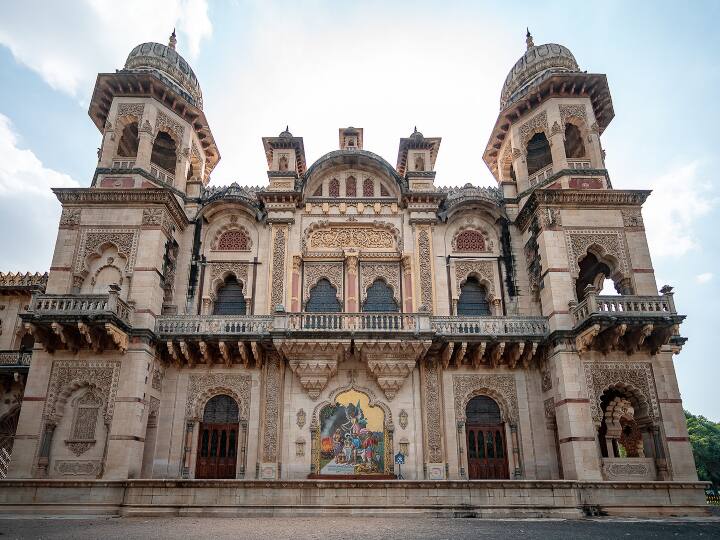 लक्ष्मी विलास पैलेस नागरिकों और पर्यटकों दोनों के लिए समान रूप से सबसे प्रभावशाली सौंदर्य आकर्षण में से एक है. Photo Credit- Gujarat Tourism