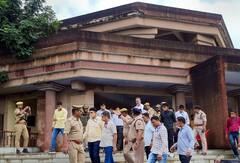 In Photos: भारी सुरक्षा के बीच माफिया मुख्तार अंसारी की मऊ कोर्ट में हुई पेशी, देखें तस्वीरें