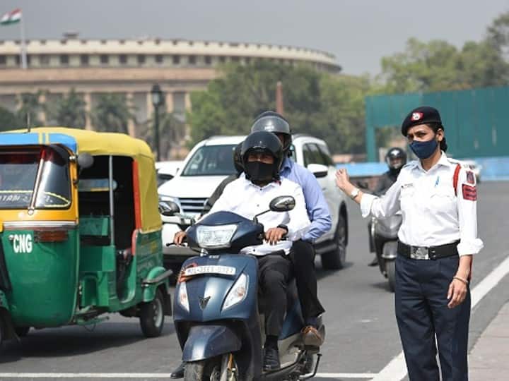 Delhi: Wearing Rear Seat Belt Becomes Mandatory, Traffic Police Take Action Against Offenders Delhi: Wearing Rear Seat Belt Becomes Mandatory, Traffic Police Take Action Against Offenders