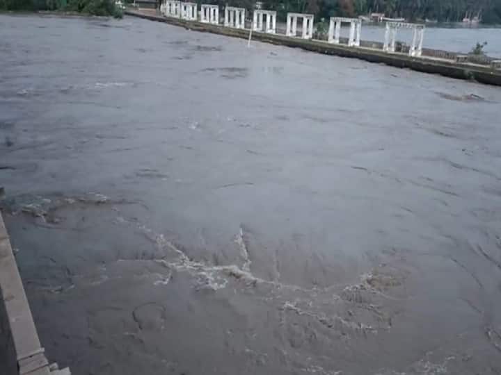 AP Rains Heavy Floods Effect on Lanka Villages  Godavari Floods: గోదారమ్మ ఉగ్రరూపం, జల దిగ్భంధంలో లంక గ్రామాలు!