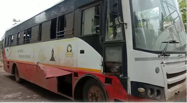 Hands of two youths who were exercising on the roadside cut off by the torn sheet of a running ST bus in Buldhana Buldhana News : धावत्या एसटी बसच्या फाटलेल्या पत्र्यामुळे रस्त्याच्या कडेला मॉर्निंग वॉक करणाऱ्या दोन तरुणांचे हात कापले