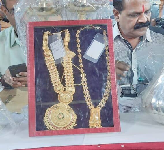 ટ્વીટમાં લખવામાં આવ્યું છે કે ભક્તોએ નોંધ લેવી જોઈએ કે ગુરુવાર, 15 સપ્ટેમ્બર 2022ના રોજ સાંજે 5 વાગ્યાથી 10 વાગ્યા સુધી પેવેલિયનમાં દાનમાં આપવામાં આવેલી વસ્તુઓની હરાજી થશે.