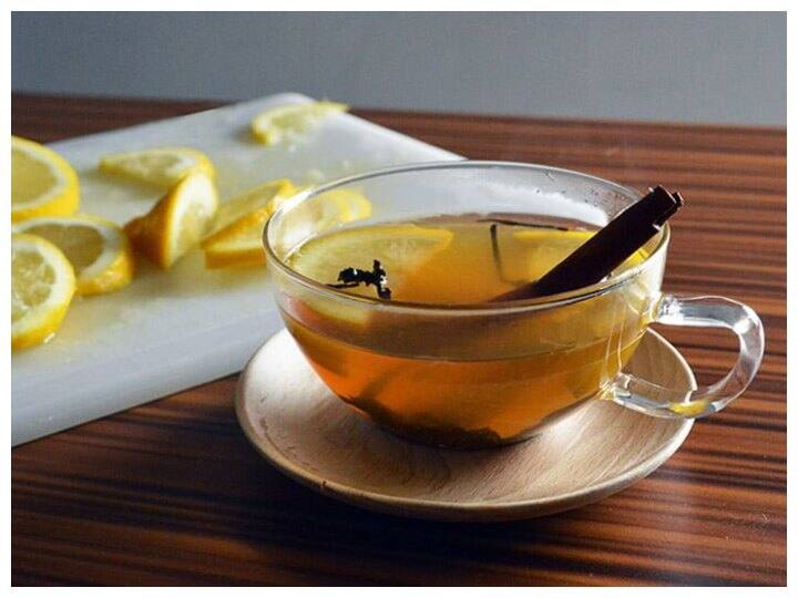 नींबू के छिलके वाली चाय: जी हां, अब तक आपने नींबू की चाय पी होगी पर छिलके से भी आप चाय में नया ट्विस्ट दे सकते हैं. आइए जानें कैसे. चाय के लिए पानी गर्म करें. अब इसमें चाय पत्ती डालें और कुछ देर के लिए उबाल लें.