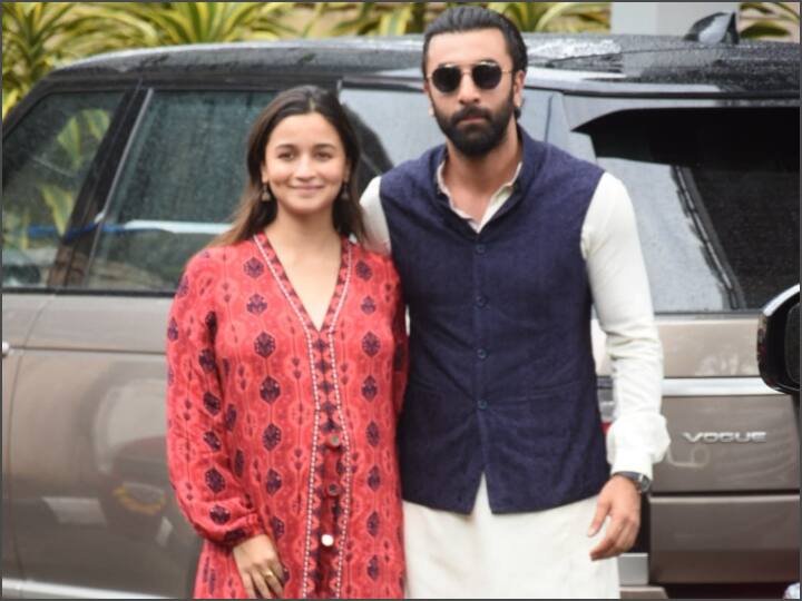 32 हजार का कुर्ता सेट पहन पति रणबीर के साथ एयरपोर्ट पहुंची आलिया, प्रेग्नेंसी ग्लो ने लगाए चार चांद Alia Bhatt rocked a breezy-boho ensemble worth Rs 32k, stepped out with hubby Ranbir Kapoor in Mumbai 32 हजार का कुर्ता सेट पहन पति रणबीर के साथ एयरपोर्ट पहुंची आलिया, प्रेग्नेंसी ग्लो ने लगाए चार चांद
