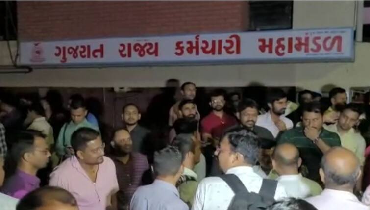 Disagreement in Gujarat State Karmachari Mahamandal Gandhinagar: સંયુક્ત કર્મચારી મહામંડળમાં બે ફાંટા, એક જૂથે કહ્યું આંદોલન સમેટાયું તો બીજાએ કહ્યું, ચાલું જ રહેશે