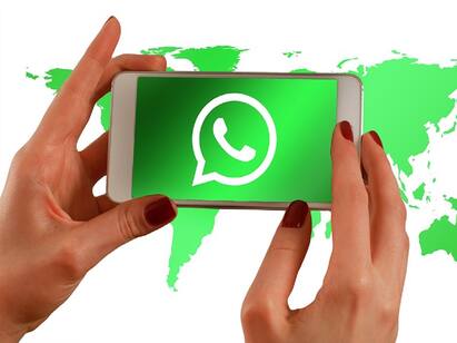 WhatsApp working to let users create polls in group chat WhatsApp: இனி கம்முனு கிடக்காது குரூப்! வேலையைத் தொடங்கிய வாட்ஸ் அப்! வருகிறது அசத்தலான ஒரு அப்டேட்!
