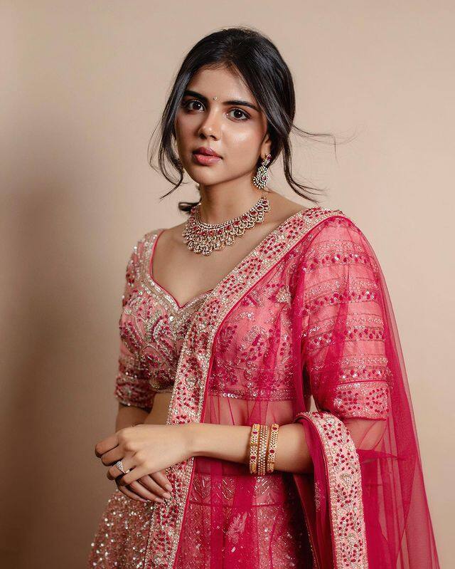 వాటిని ఇన్స్టాగ్రామ్ లో షేర్ చేయగా.. ఫొటోలు వైరల్ అవుతున్నాయి. (Photo Courtesy: Kalyani Priyadarshan Instagram)