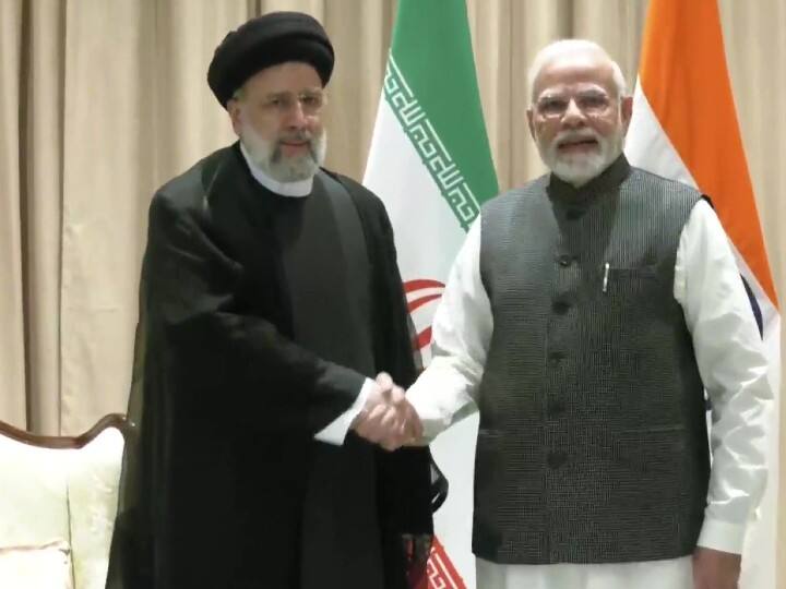 प्रधानमंत्री नरेंद्र मोदी ने उज्बेकिस्तान के समरकंद में ईरानी राष्ट्रपति इब्राहिम रईसी से भी मुलाकात की. आज की इस बैठक में तमाम मुद्दों को लेकर दोनों देशों के बीच बातचीत हुई. बैठक के इतर भी नेताओं ने एक दूसरे से द्विपक्षीय बैठक मुलाकात में अपने मसले रखे.