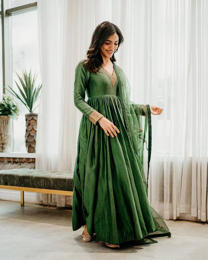 मराठीप्रमाणेच तिने हिंदी चित्रपट, वेब सीरिज, विदेशी भाषांमधील कलाकृती, नाटकं यामध्ये काम केले आहे. दरम्यान विविध ब्रँड्सच्या जाहिरातीही अभिनेत्रीने केल्या आहेत.(फोटो सौजन्य :shriya.pilgaonkar/इंस्टाग्राम)