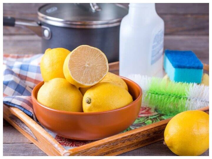 किचन क्लिनर के तौर पर कर सकते हैं इस्तेमाल: नींबू के छिलके को आप किचन की सफाई ंमें इस्तेमाल कर सकते हैं. जी हां, आप सोच रहे होंगे कि यह कैसे संभव है तो चलिए आपको बताते हैं क्चिन क्लिनर बनाने का तरीका. इसके लिए आप 3 नींबू के छिलके, सफेद सिरका, पानी और स्प्रे बोतल लें.