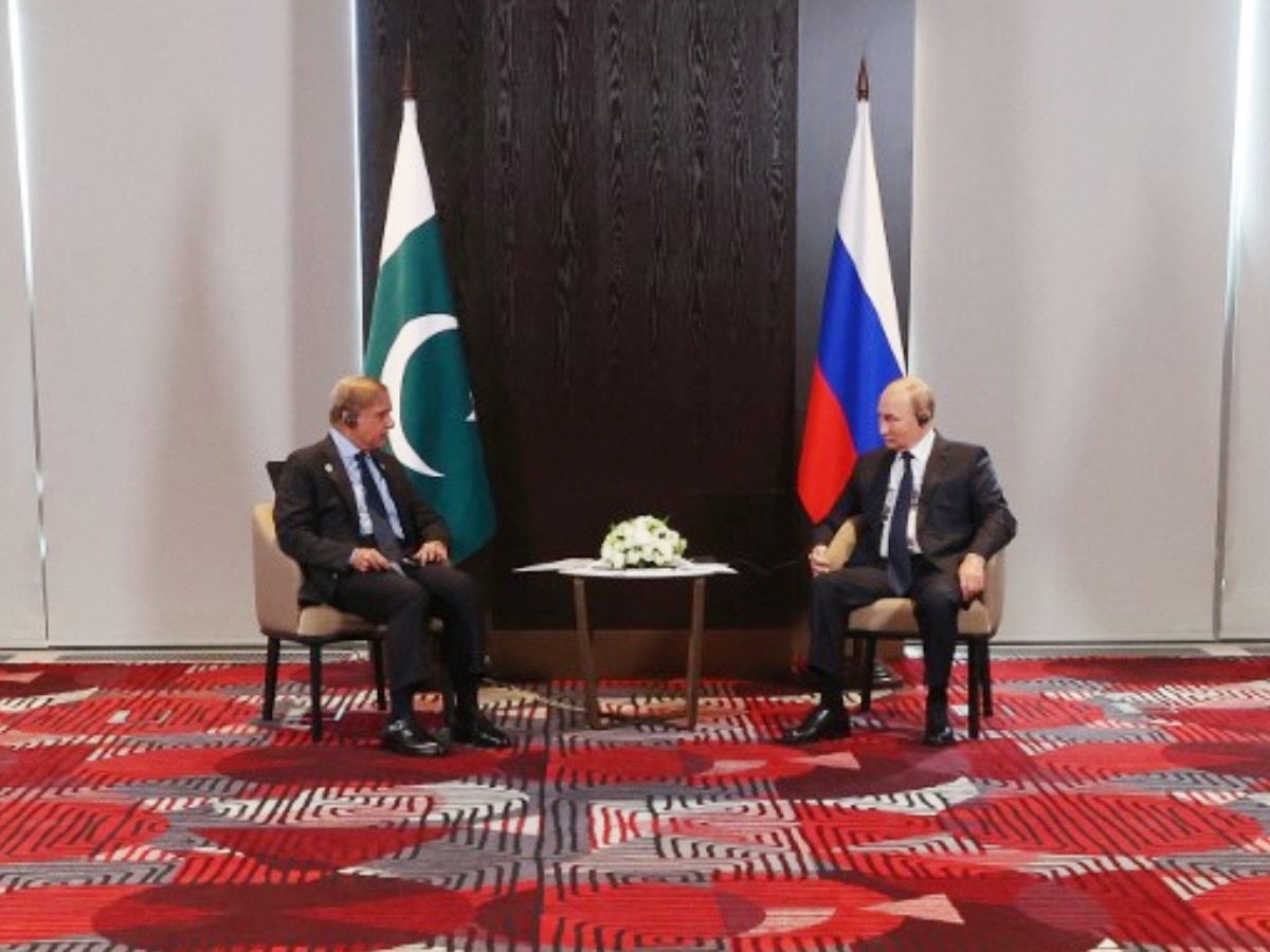 SCO Summit: Pak PM Struggles With Earpiece During Putin Meeting ...