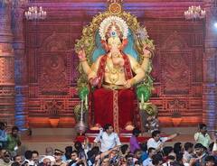 PHOTOS: લાલ બાગચા રાજાના દરબારમાં ભક્તોએ દિલ ખોલીને આપ્યું દાન, સોના-ચાંદી અને કરોડો રૂપિયા કર્યા ડોનેટ