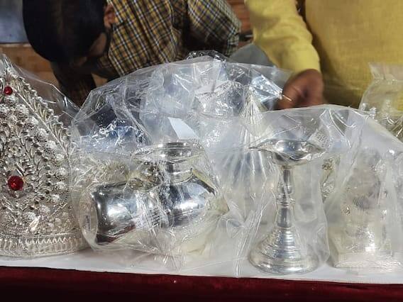 આ વર્ષે ગણેશ ચતુર્થીના દિવસે ભક્તોએ લાલ બગચા રાજાના દરબારમાં ખુલ્લેઆમ દાન કર્યું હતું, સોના-ચાંદી-રોકડ સાથે બાઇક પણ દાનમાં આપવામાં આવી હતી. હવે તેમની હરાજી કરવામાં આવશે.