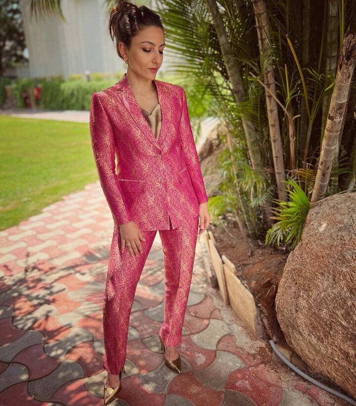 सोहा मॉडर्न से लेकर इंडियन अटायर में बेहद खूबसूरत लगती हैं. कई बार फोटोज में उनकी उम्र का अंदाजा लगाना मुश्किल हो जाता है. 'रंग दे बसंती' एक्ट्रेस सोहा एक बच्चे की मां हैं.