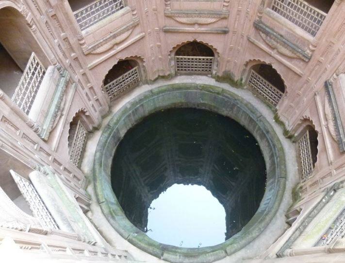 इसके अलावा यहां एक शाही हमाम बावड़ी भी हैं, जोकि एक गहरा कुआं है. ये पांच मंजिला है, लेकिन ये सिर्फ दो मंजिला दिखाई देता है और बाकी के तीन मंजिले पानी में डूबी हुई है.