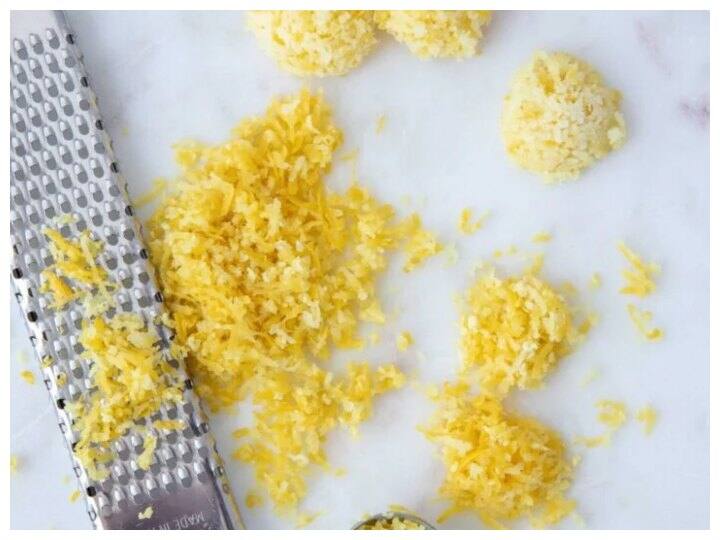 अब इसमें नींबू के छिलके ग्रेट कर के डाल दें और कुछ देर खोलने दें. अब कप में काला नमक डालें और चाय को छान कर मिलाकर इसका आनंद उठाएं.