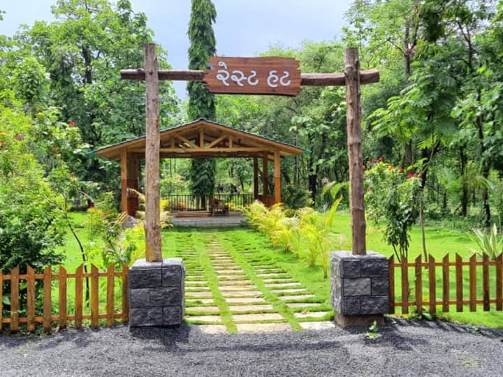 'वानिल इको डेन' (Vanil Eco Den) में क्या-क्या सुविधाएं मिलेगी: प्रयटकों के लिए यहां कई प्रकार की व्यवस्था की गई है. भोजन क्षेत्र - जनजातीय कैफे (Dining Area- Tribal cafe), कैम्प फायर (Campfire) के लिए अलग क्षेत्र आदि. Photo Credit- Gujarat Tourism