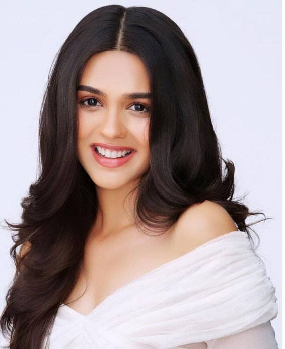 ये रिश्ता क्या कहलाता है में अक्षरा की भूमिका निभाने वाली प्रणाली राठौर सिर्फ शानदार एक्ट्रेस ही नहीं बल्कि एक बेहदतीन सिंगर भी हैं. रविवार विद स्टार परिवार शो में जब उन्होंने गाना गाया था तो हर कोई दंग रह गया था.