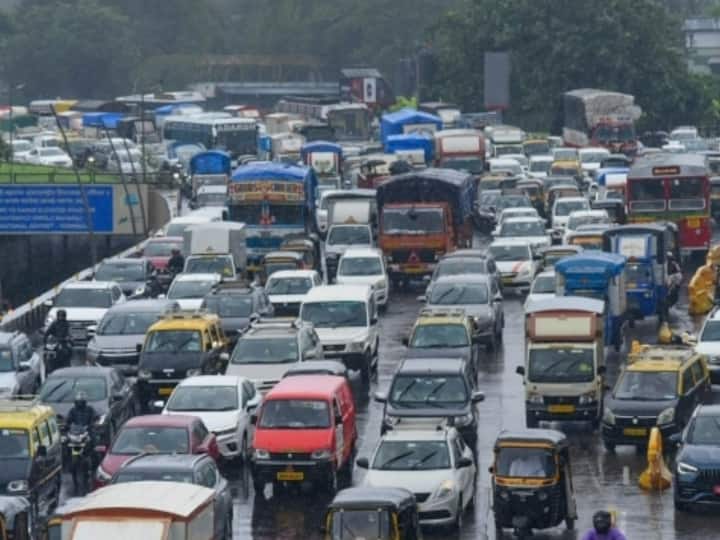 Mumbai Heavy Rain Waterlogging Traffix Jam in Many Areas Maharashtra Weather News Mumbai Heavy Rain: भारी बारिश की वजह से धीमी पड़ी मुंबई की रफ्तार, कई इलाकों में लगा भयंकर जाम