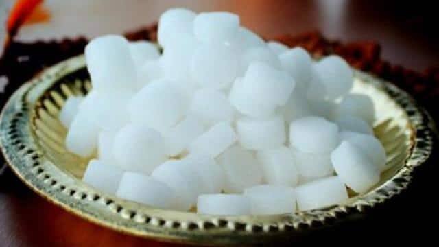 astrology tips benefits of using camphor at home kapur upay marathi news Vastu Shashtra : पितृदोष ते कालसर्प दूर करतात कापूर, जाणून घ्या त्याचे उपाय