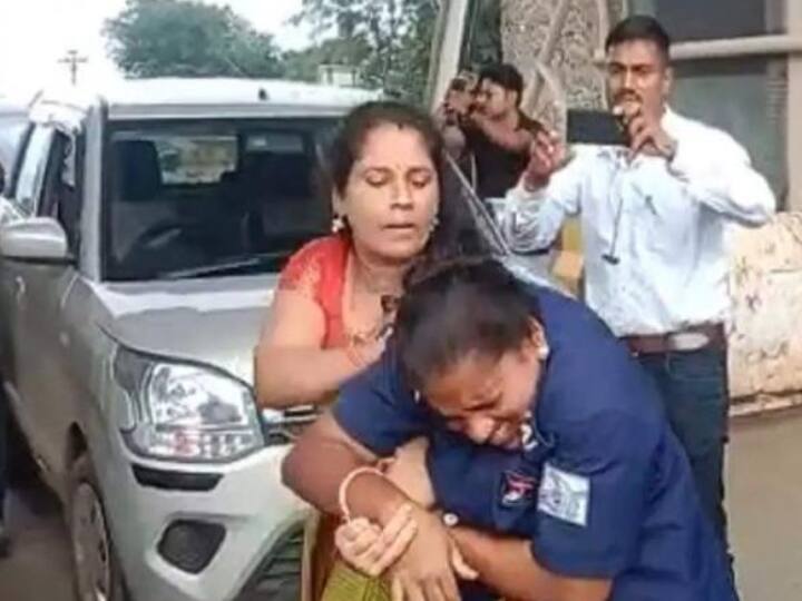 Watch Video : சுங்கச்சாவடியில் பணம் வசூலிப்பதில் தகராறு..! நடுரோட்டில் குடுமிப்பிடி சண்டையிட்டுக்கொண்ட பெண்கள்..! வைரல் வீடியோ உள்ளே..!