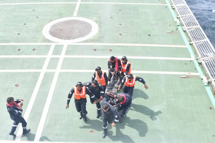 त्यानंतर ICGS सुजीत आणि ICGS अपूर्व या परिसरात आणि परिसरात गस्त घालणारी दोन तटरक्षक जहाजे अपघातग्रस्त जहाजाकडे वळवण्यात आली.