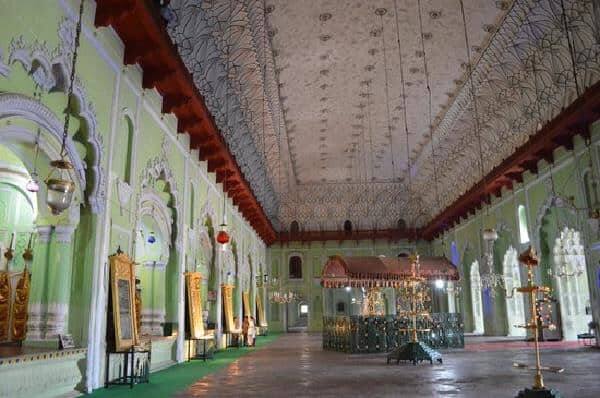 इस भव्य इमारत का गुंबदनुमा हॉल लगभग 50 मीटर लंबा और 15 मीटर ऊंचा है. साथ ही इसमें बड़े-बड़े झरोखे भी बनाए गए जो इसकी खूबसूरती और बढ़ा देते है.