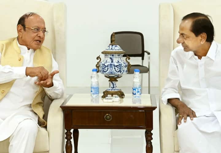 Shankar Singh Vaghela meets KCR in Hyderabad to discuss political and national issues ANN Vaghela Meets KCR: हैदराबाद में केसीआर से मिले शंकर सिंह वाघेला, इस मुलाकात के क्या हैं मायने?