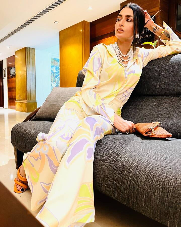 वह मुंबई में एक आलीशान घर में रहती हैं, जिसकी झलक उनके सोशल मीडिया पोस्ट्स में साफ देखने को मिलती है.