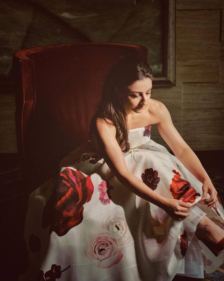 बॉलीवुड अभिनेत्री सोहा अली खान (Soha Ali Khan) लंबे समय बाद एक्टिंग में कमबैक कर रही हैं. इस दौरान सोहा ने इंस्टाग्राम पर व्हाइट फ्लोरल गाउन में अपनी कुछ लेटेस्ट फोटोज शेयर की हैं. इन तस्वीरों में सोहा बेहद खूबसूरत लग रही हैं.