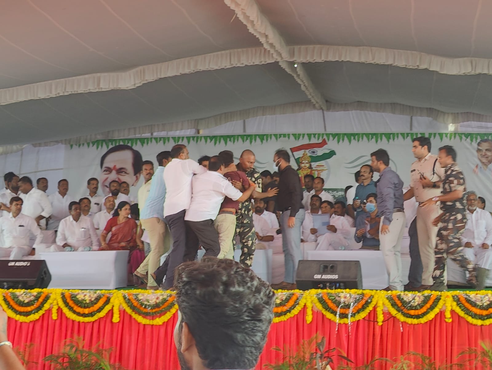 TS News : జాతీయ సమైక్యత వజ్రోత్సవాల్లో వర్గపోరు, స్టేజిపైనే కొట్టుకున్న టీఆర్ఎస్ నేతలు
