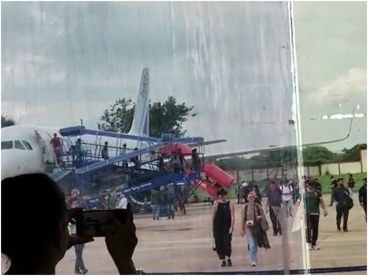 kanpur  passengers created a ruckus at airport at indore bound indigo flight suffers engine failure ann Kanpur Airport News: कानपुर एयरपोर्ट पर इंदौर जाने वाली फ्लाइट का इंजन हुआ फेल, यात्रियों ने किया हंगामा