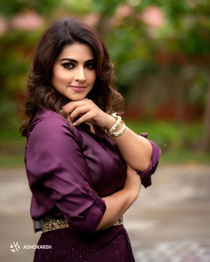 அவள் தந்துவிட்டாள் அவள் வந்துவிட்டாள்....