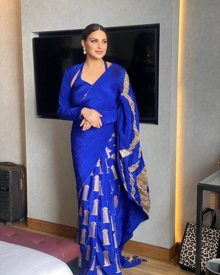 या फोटोशूटमध्ये हिमांशीचा सुंदर लूक पाहायला मिळत आहे. तिने यात निळ्या रंगाची साडी परिधान केलेली दिसत आहे. (फोटो सौजन्य:/iamhimanshikhurana/इंस्टाग्राम)