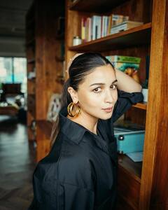 Brahmastra की सफलता के बीच सिंपल लुक में भी ध्यान खींचती नजर आईं Alia Bhatt, फोटो में चेहरे पर दिखा गजब का नूर